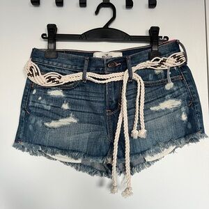 NWT Hollister womens high rise Denim Shorts with belt size 3 W26